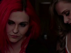 美女, デカチン, イギリス人, 着衣女と全裸男, グループ, 手コキする, オナニー, 赤毛