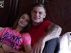 Grote lul, Bruinharig, Sperma shot, Hondjeshouding, Flexibiel, Mager, Tiener, Tieten likken