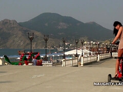 Фетиш, Эксгибиционист, Обнаженные, Натуральные сиськи, На природе, На публике, Соло, Сиськи