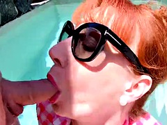 Grosser schwanz, Grosse titten, Blasen, Masturbation, Pool, Rotschopf, Ablutschen