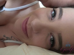 Éjaculation interne, Branlette thaïlandaise, Embrassement, Pov, Chatte, Maigrichonne, Fumer, Dénudage