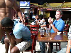 Sucer une bite, Gorge profonde, Homosexuelle, Groupe, Fête, Public, Réalité, Tatouage