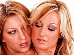 Blond, Pijpbeurt, 1 man 2 vrouwen, Moeder die ik wil neuken, Geschoren, Kousen, Trio