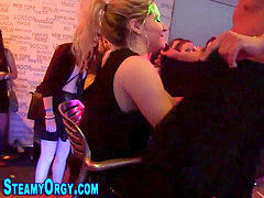 素人, フェラチオ, 着衣女と全裸男, 手コキする, オージー, パーティ, 現実, ティーン