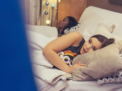 Arsch, Blasen, Braunhaarige, Handjob, Rasiert, Jungendliche (18+), Flotter dreier, Titten