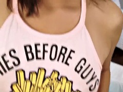 Sucer une bite, Brunette brune, Doigter, Hôtel, Pov, Adolescente