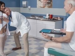 In den arsch, Grosse titten, Blasen, Braunhaarige, Gehörnter ehemann, Hundestellung, Milf, Titten