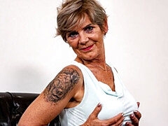 デカ尻, デカパイ, 指いじり, オナニー, 熟年, 一人, ストッキング, ストリッピング