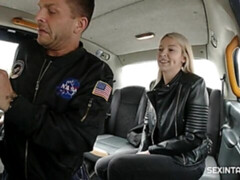 Enthousiasteling, Grote mammen, Blond, Pijpbeurt, Auto, Hondjeshouding, Hardcore, Openbaar