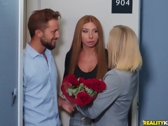 Grosse titten, Blondine, Betrug, Küssen, Lesbisch, Lecken, Milf, Titten