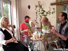 Schönheit, Blondine, Geile alte tussi, Reif, Mutti, Stiefmutter, Jungendliche (18+), Flotter dreier