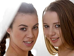 指いじり, キス, レズビアン, 下着, オナニー, 剃毛, ストリッピング, ティーン