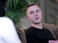 18 jaar, Grote mammen, Gezin, Handbeurt, Likken, Moeder die ik wil neuken, Stiefmoeder, Tieten likken