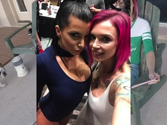 Leie, Hinter den kulissen, Grosser arsch, Grosse titten, Emotionale dirne, Hd, Tätowierung, Titten