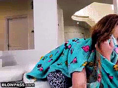 Sucer une bite, Bâillonner, Branlette thaïlandaise, Adolescente