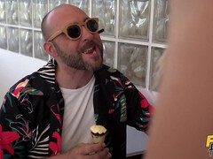 ブロンド, フェラチオ, 中出し, 顔射, 彼女, プール, 三人, オッパイの