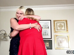 Baby sitter, Blonde, Doigter, Lesbienne, Mature, Mère que j'aimerais baiser, Jarretelles, Adolescente