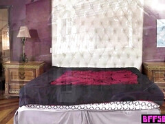 18 ans, Gros seins, Bisexuelle, Queue, Le plan cul à quatre, Hard, Chatte, Adolescente