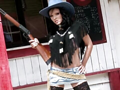 Leie, Grosser arsch, Grosse titten, Milf, Im freien, Solo, Strümpfe, Entkleiden