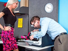 Grosser arsch, Grosser schwanz, Grosse titten, Blondine, Blasen, Hundestellung, Büro, Titten