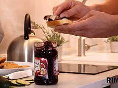 18 летние, Жопа, Язык в попке, Брюнетки, Парочка, На кухне, Лизание жопы, Жена