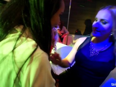 Blondine, Bekleidet, Tanzen, Puppe, Lesbisch, Lecken, Orgie, Swingers