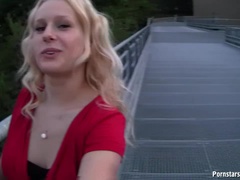 Gros seins, Blonde, Tir de sperme, Nue, Pov, Public, Réalité, Branlette espagnole