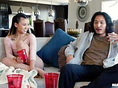 Asiatique, Cul, Grosse bite, Sucer une bite, En levrette, Seins naturels, Maigrichonne, Nénés