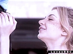 Grosse bite, Blonde, Tromperie, En levrette, Seins naturels, Chevaucher, Maigrichonne, Surprise