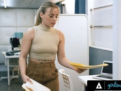 Blondine, Weibliche domination, Hd, Lesbisch, Natürlichen titten, Büro, Rau, Ablutschen