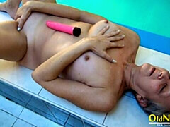 Amateur, Culo grande, Rubia, Penetracion con dedos, Maduro, Piscina, Cabello corto, Solo