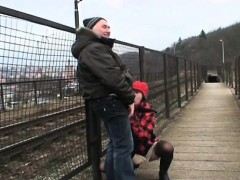 Sucer une bite, Brunette brune, Hard, De plein air, Jarretelles