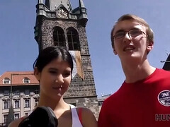 Hunt4k. beauty donne à l'homme sa bouche et sa chatte pour des vacances d'été