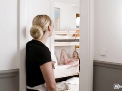 Lieveling, Grote lul, Blond, Bedriegen, 1 man 2 vrouwen, Likken, Kut duiken, Realiteit