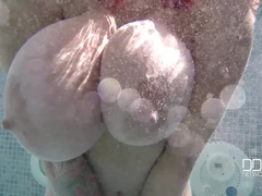 In den arsch, Arsch, Grosser arsch, Grosse titten, Natürlichen titten, Pool, Muschi, Solo