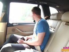 Enthousiasteling, Auto, Vrouw, Vingeren, Handbeurt, Likken, Buiten, Tieten likken