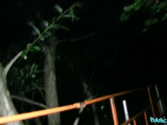 Enthousiasteling, Kreng, Pijpbeurt, Sperma in gezicht, Handbeurt, Buiten, Openbaar