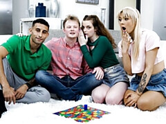 18 años, Verga grande, Mamada, Estilo perrito, Cuadrupleta, Tetas naturales, Adolescente, Tetas