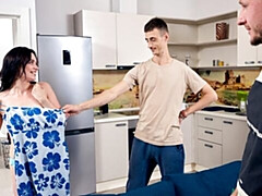 18 ans, Cul, Grosse bite, Sucer une bite, Brunette brune, En levrette, Seins naturels, Nénés