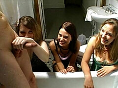 Enthousiasteling, Badkamer, Grote lul, Pijpbeurt, Handbeurt, Likken, Masturbatie, Kousen