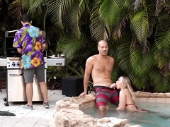 Nana, Blonde, Sucer une bite, Gorge profonde, Poilue, De plein air, Piscine, Chatte