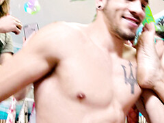 18 jaar, Blond, Groep, Zoenen, Likken, Natuurlijke tieten, Feest, Kut duiken