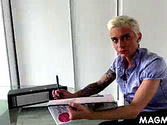 Anal, Sucer une bite, Homme nu et filles habillées, Tir de sperme, Bureau, Secrétaire, Jarretelles, Uniforme