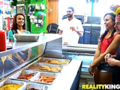 Rubia, Mamada, Ffm, Público, Afeitado, Flaco, Trio, Tetas