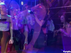 Grote lul, Naakte man aangeklede vrouw, Aangekleed, Groep, Hakken, Zoenen, Feest, Tieten likken