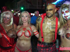 18 jaar, Enthousiasteling, Flashing, Moeder die ik wil neuken, Naakt, Feest, Openbaar, Tieten likken