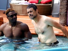 Grosser schwanz, Grosse titten, Schwarz, Vollbusig, Interrassisch, Reif, Party, Pool