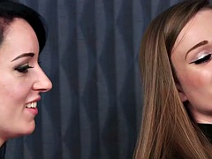 Tussi, Grosser schwanz, Blondine, Braunhaarige, Europäisch, Handjob, Masturbation, Flotter dreier