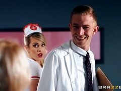 Grosse titten, Blondine, Britisch, Kehlenfick, Krankenschwester, Büro, Pov, Strümpfe