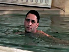 Nana, Brunette brune, Tir de sperme, Pieds, Piscine, Nénés